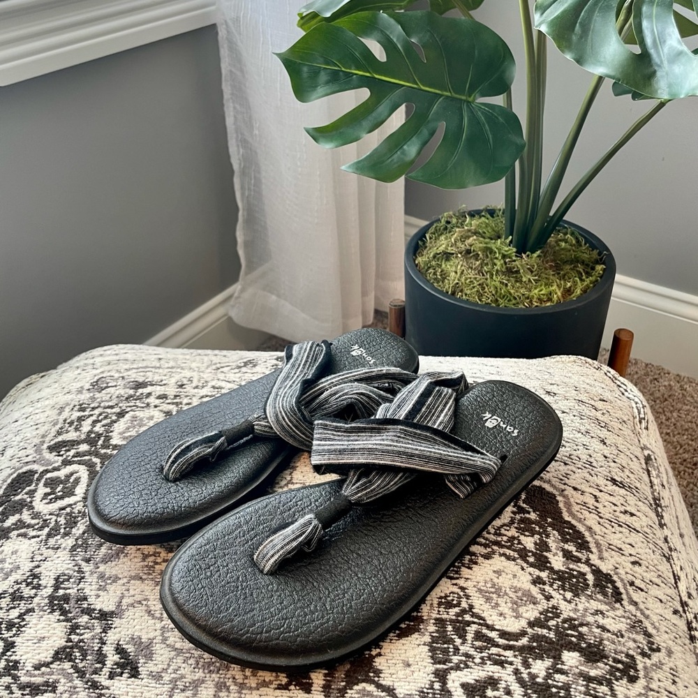 Sanuk Sandals : Only worn once!